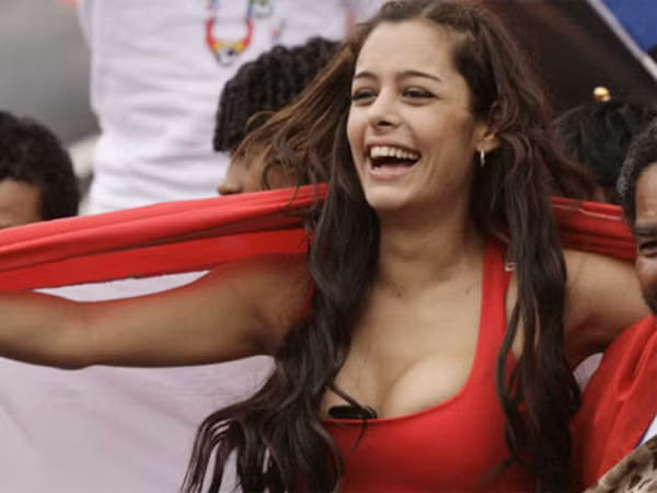 Larissa Riquelme, fan nữ bốc lửa nổi tiếng tại World Cup 2010 với tuyệt chiêu cổ vũ độc đáo cho đội Paraguay. Ảnh: AP.