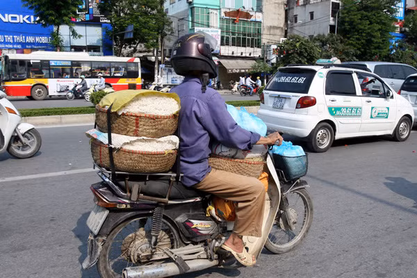 Người nghèo sẽ được miễn nộp phí đường bộ khi sử dụng mô tô