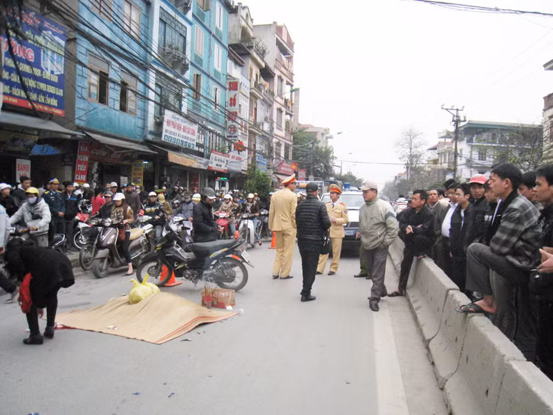 Nam sinh viên tử vong vì ô tô chèn qua người