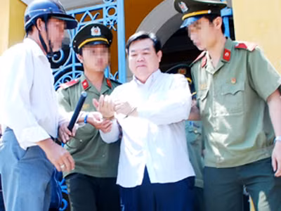 Ông Tám Khỏe rời phiên phúc thẩm về trại giam ngày 9/3