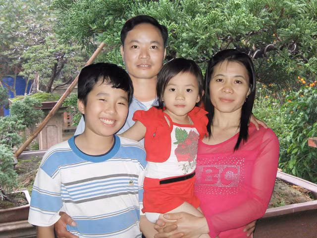 Gia đình anh Khoa chị Hoa ngày nay