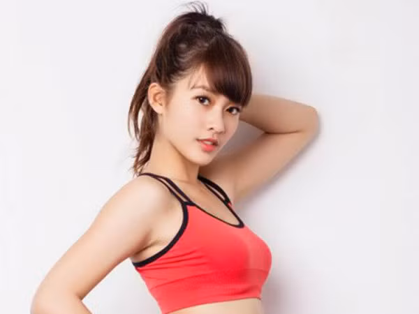 Hot girl tung ảnh tập gym, đọ vòng eo 'siêu nhỏ'