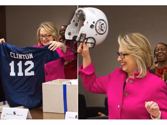 Trở lại nhiệm sở, bà Hillary Clinton được tặng áo cầu thủ