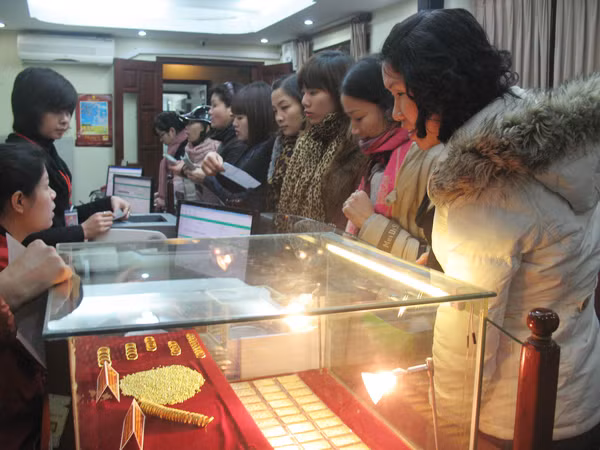 Xếp hàng mua nhẫn vàng tại tầng 2 cửa hàng Bảo Tín Minh Châu ở Bùi Thị Xuân (Hà Nội) ngày 1-2. Ảnh: Ngọc Mai