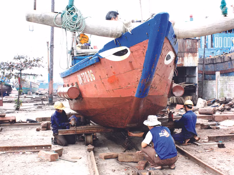 Cựu binh Trường Sa đóng tàu cho ngư dân