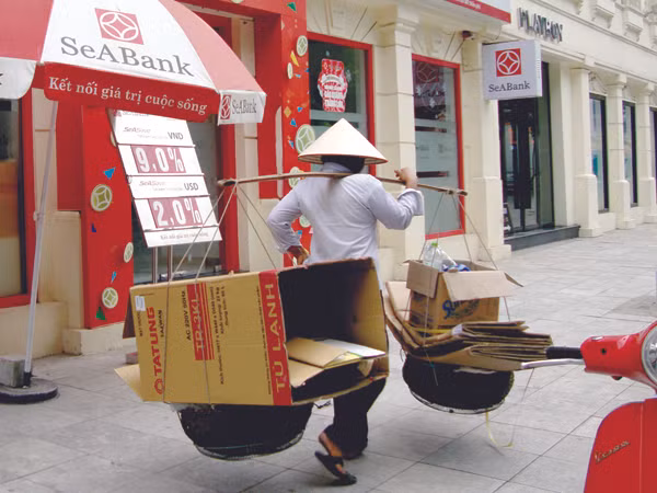 Dân lao động nghèo có quan tâm đến trần lãi suất huy động 9%/năm? Ảnh: Minh Đức