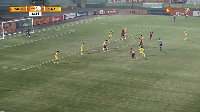 CAHN bất lực trước 10 cầu thủ SLNA ảnh 14 CAHN bất lực trước 10 cầu thủ SLNA ảnh 14