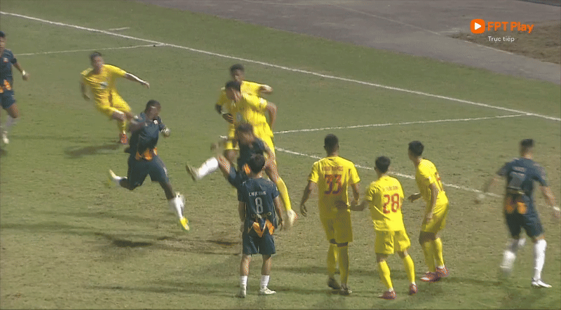 Thanh Hoá thoát thua HAGL nhờ quả phạt đền gây tranh cãi ảnh 13