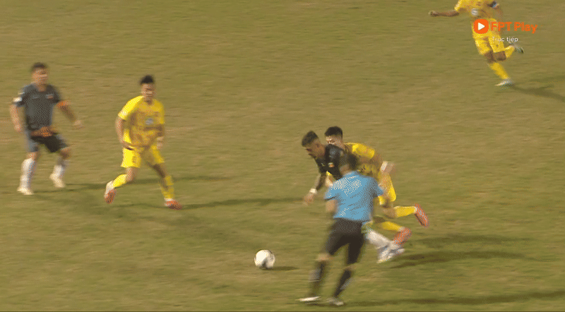 Thanh Hoá thoát thua HAGL nhờ quả phạt đền gây tranh cãi ảnh 10
