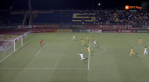 Hà Nội ngược dòng trước SLNA nhờ bàn thắng phút 100 ảnh 18 Hà Nội ngược dòng trước SLNA nhờ bàn thắng phút 100 ảnh 18