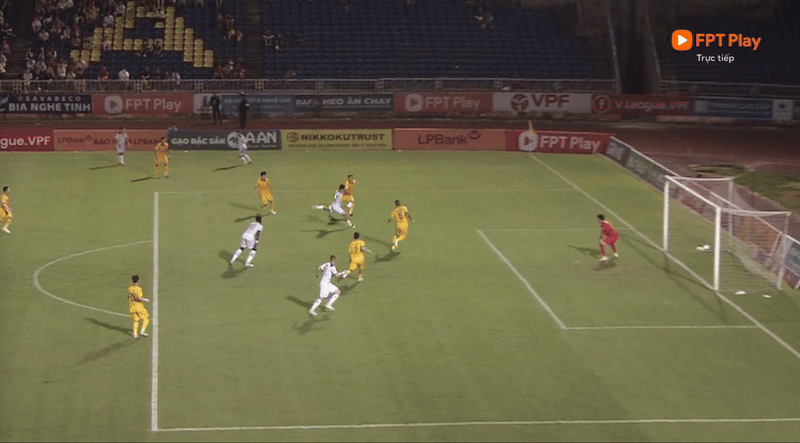 Hà Nội ngược dòng trước SLNA nhờ bàn thắng phút 100 ảnh 12 Hà Nội ngược dòng trước SLNA nhờ bàn thắng phút 100 ảnh 12