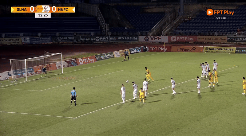 Hà Nội ngược dòng trước SLNA nhờ bàn thắng phút 100 ảnh 11 Hà Nội ngược dòng trước SLNA nhờ bàn thắng phút 100 ảnh 11