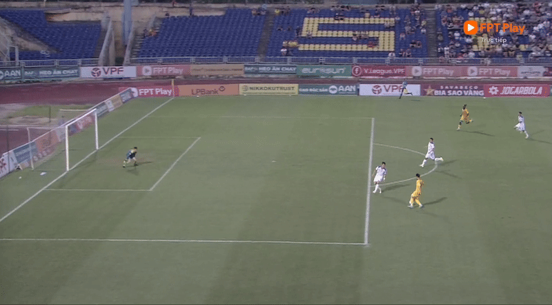 Hà Nội ngược dòng trước SLNA nhờ bàn thắng phút 100 ảnh 8 Hà Nội ngược dòng trước SLNA nhờ bàn thắng phút 100 ảnh 8