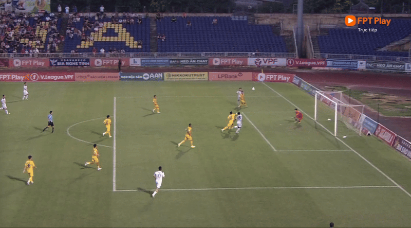 Hà Nội ngược dòng trước SLNA nhờ bàn thắng phút 100 ảnh 9 Hà Nội ngược dòng trước SLNA nhờ bàn thắng phút 100 ảnh 9