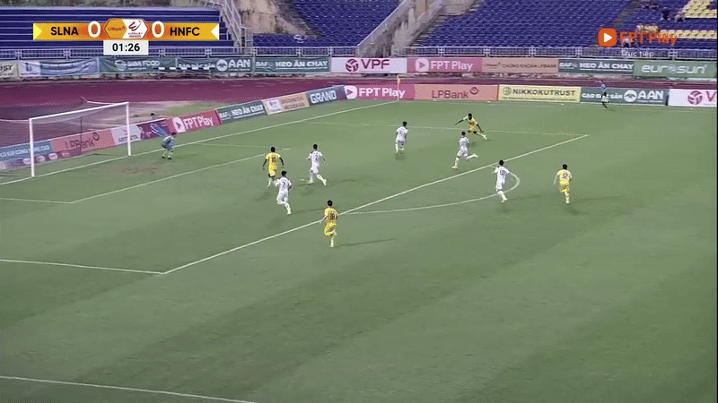 Hà Nội ngược dòng trước SLNA nhờ bàn thắng phút 100 ảnh 6 Hà Nội ngược dòng trước SLNA nhờ bàn thắng phút 100 ảnh 6