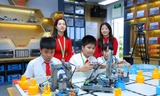 Học sinh thực hành tại phòng STEM ở trường THCS Tây Mỗ (Hà Nội). 