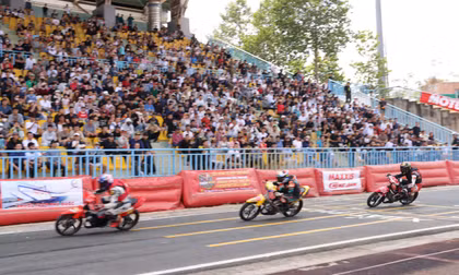 Nghẹt thở những pha ‘đua tốc độ’ dưới cái nóng 40 độ C