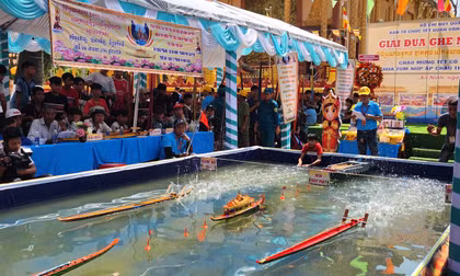 Chen chân xem đua ghe ngo 'trên cạn'