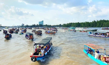 Hàng trăm ghe tàu nối đuôi nhau đổ ra sông Hậu