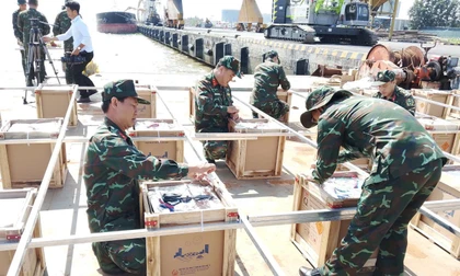 Trận địa pháo trên sà lan giữa sông Hậu