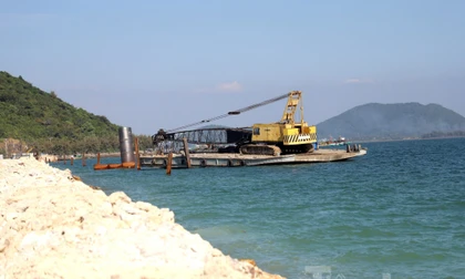 Cận cảnh đường dẫn cảng biển Hà Tiên gần 1.200 tỷ đồng đang thi công