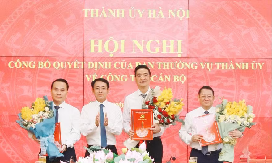 Hà Nội công bố, trao thêm nhiều quyết định về công tác cán bộ 