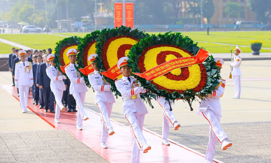 Lãnh đạo Đảng, Nhà nước vào Lăng viếng Bác và dâng hương tưởng niệm các Anh hùng liệt sĩ
