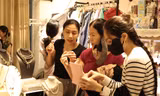 Phiên chợ 'local brands' giữa trung tâm TP. HCM thu hút giới trẻ 