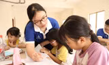 Cô giáo Quỳnh Như điểm danh các em học sinh trước mỗi buổi học. (Ảnh: Huỳnh Anh)