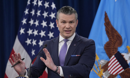 Bộ trưởng Chiến tranh Mỹ bị nghi mua cổ phiếu vũ khí trước chiến dịch tấn công Iran