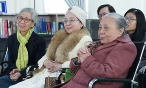 Mối tình 'chú cháu' và lời cầu hôn có một không hai