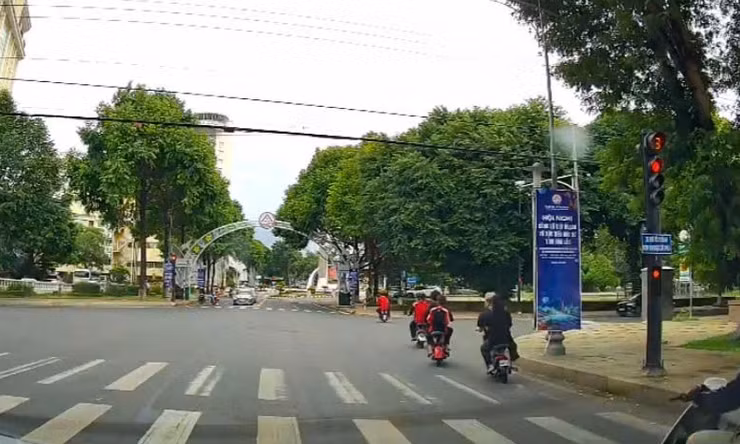 CLIP: Nhóm người đi xe đạp điện ngang nhiên vượt đèn đỏ ở Đắk Lắk