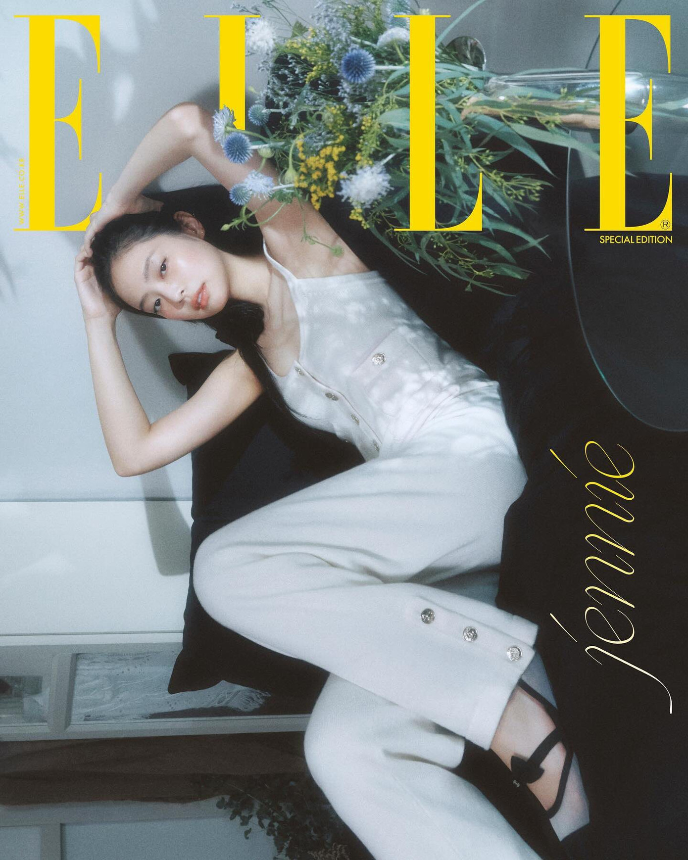 Nàng thơ của thương hiệu thời trang Pháp chỉ diện thiết kế jumpsuit đơn giản, nhưng vẫn toát lên vẻ sang chảnh, trẻ trung đầy cuốn hút. 520493211-1280377323528258-2522352211448628401-n-1.jpg