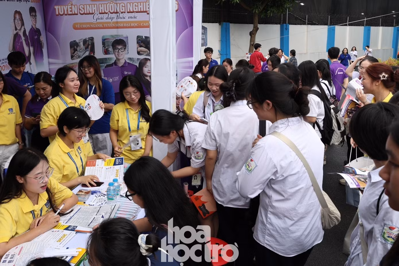 hht-anh-ngay-hoi-tuyen-sinh-10.jpg