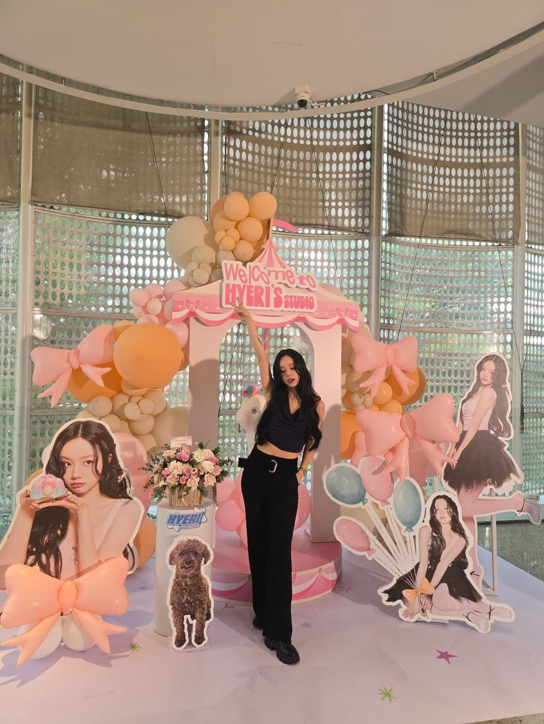 Trước khi vào hội trường, Hyeri không quên check-in bên photobooth được chuẩn bị sẵn ở sảnh. gvqy4-bbsaedovh.jpg