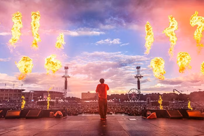 Màn trình diễn bùng nổ kéo dài 90 phút của j-hope đã khép lại lễ hội một cách đầy ngoạn mục, thu hút khoảng 60.000 khán giả theo dõi trực tiếp.