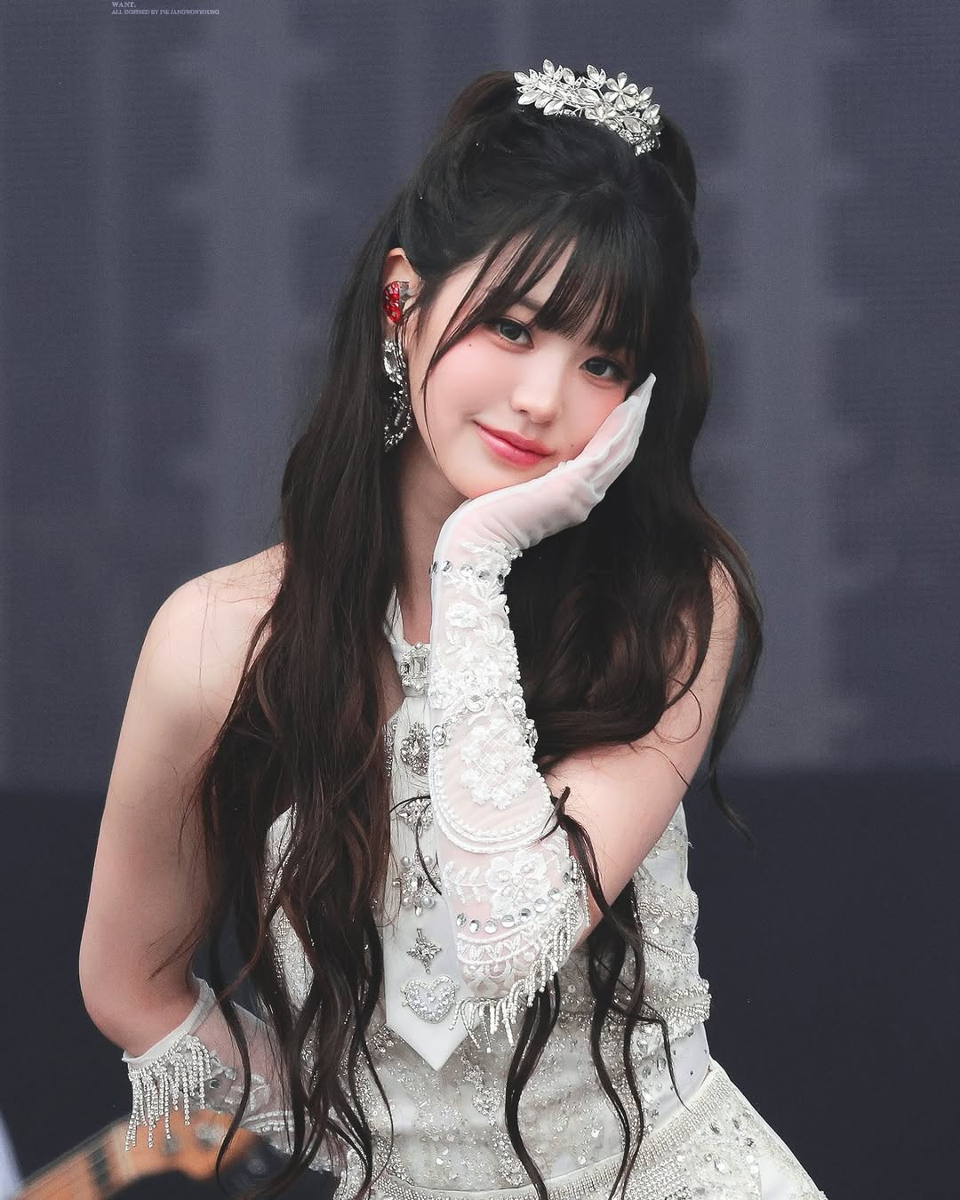 Tông giọng trầm đối nghịch với visual công chúa kẹo ngọt của Wonyoung trở thành chủ đề nóng trên nhiều diễn đàn tại Hàn Quốc. 519554491-726326926804286-7721829930670941690-n.jpg