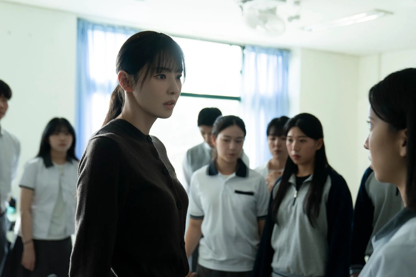 5-lee-ha-hee-co-giao-trong-sline.png