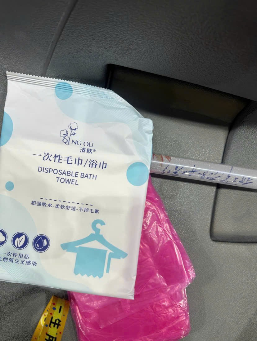 Khăn lau người và áo mưa được đặt ở ghế của fan. z6824195564200-5bc923d37a32a4d9fdad6efbe10d1a93.jpg