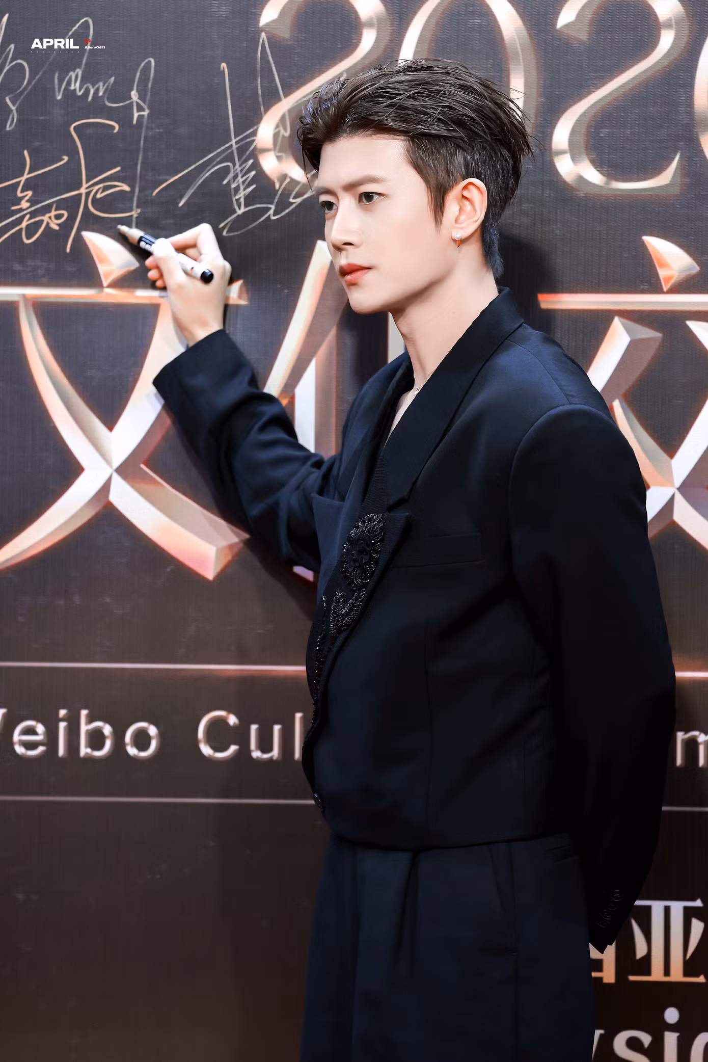 005tcqq6gy1ifoe76bk4vj33yw5y87ws.jpg