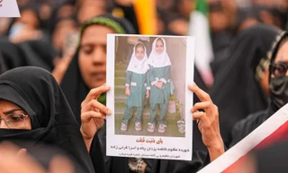 Ngày 3/3/2026 tại Minab, Iran, những người đưa tang cầm bức chân dung các em học sinh trong lễ tang dành cho những đứa trẻ thiệt mạng sau khi một trường tiểu học ở tỉnh Hormozgan của Iran bị Mỹ và Israel không kích. Ảnh: Anadolu.