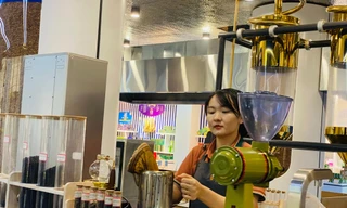 Khách chờ quả rụng trong quán M1 Coffee. Ảnh: Xuân Nguyễn.