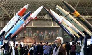 Người dân Iran tham quan triển lãm trưng bày tên lửa và máy bay không người lái ở Tehran ngày 12/11/2025. Ảnh: Getty Images.