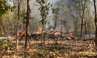 Hiện trường vụ rơi, cháy nổ máy bay quân sự Thái Lan. Ảnh: Thai Rath.