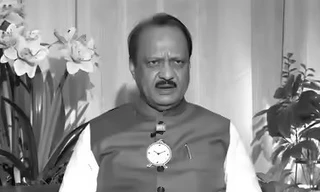 Máy bay của Phó thủ hiến bang Maharashtra Ajit Pawar bốc cháy sau khi rơi lúc hạ cánh, tại Baramati ở quận Pune, bang Maharashtra, Ấn Độ ngày 28/1/2026. Ông Pawar và 4 người khác trên máy bay đã thiệt mạng trong vụ tai nạn. Ảnh: PTI.