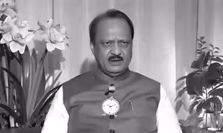 Máy bay của Phó thủ hiến bang Maharashtra Ajit Pawar bốc cháy sau khi rơi lúc hạ cánh, tại Baramati ở quận Pune, bang Maharashtra, Ấn Độ ngày 28/1/2026. Ông Pawar và 4 người khác trên máy bay đã thiệt mạng trong vụ tai nạn. Ảnh: PTI.