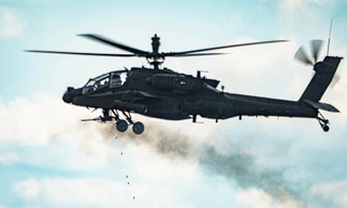 Các phi công lái trực thăng AH-64 cho biết video quay cảnh trực thăng bắn hạ máy bay không người lái cho thấy một vai trò mới - không chiến, dành cho loại trực thăng chiến đấu kỳ cựu này. Ảnh: Task & Purpose.