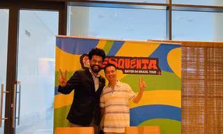 Anh Victor Hugo chụp ảnh lưu niệm với fan Việt mê Xuân Son tại khu vực của Bayer Leverkusen ở Rio de Janeiro, Brazil ngày 15/10/2025. Ảnh: Cheng Jing.