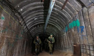 Binh lính Israel đi qua đường hầm có rào sắt do Hamas thiết kế. Ảnh: Reuters.