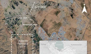 Bellingcat đã định vị địa lý một số quả mìn tại làng Kafari của Iran. Video cho thấy ít nhất ba quả mìn nằm cách khoảng 2 km so với lối vào của địa điểm được cho là Căn cứ Tên lửa phía Nam Shiraz - một “thành phố tên lửa” của Iran. Bản đồ: Bellingcat.